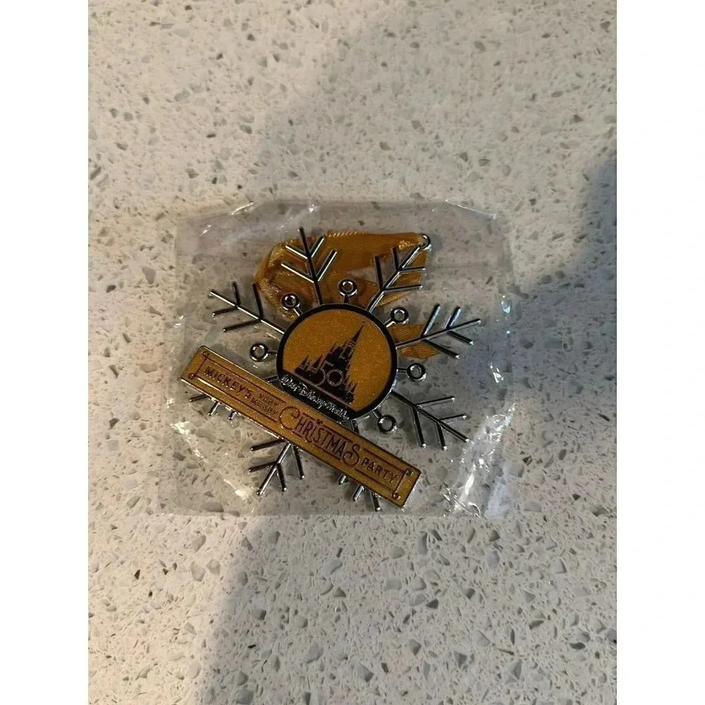 BRAND NEW IN BAG! Walt Disney Worlds Mickeys Very Merry Christmas  ornament  Sa‎